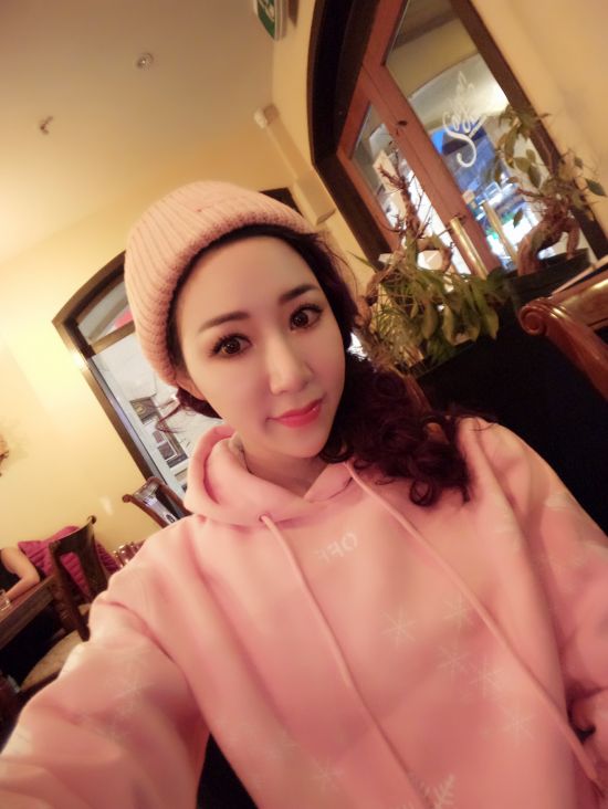 女神范极品高颜值性感大胸美女在公寓被包养她的土豪虐操,先指奸爽到喷水后又插她菊花,最后用大屌把她操的呻吟浪叫!