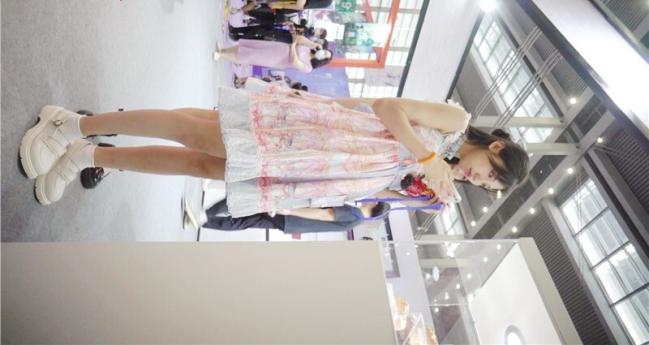-ym漫展抄底,两个穿公主裙小美妞 光洁屁股沟和窄内湿痕真想摸摸