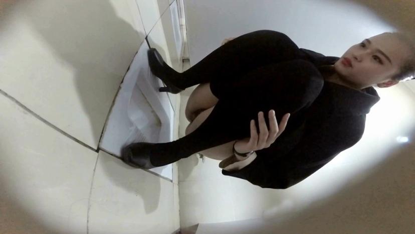 高跟后黑丝长腿空姐，偷拍女厕里的美丽风景线，正脸很大方很美的高挑空姐女神，小穴很干净很粉