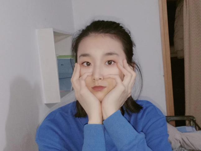 高颜值小美女上厕所被偷拍，戴眼镜的小粉妹，事后要到了妹子的微信，附朋友圈和生活照~