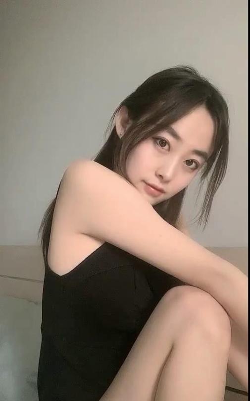 好看的皮囊胜过丑女千万倍【秀妍baby】,俏皮女友不顾男友一个人自嗨,小穴口不大,中指插进去湿哒哒,娇喘声诱人!