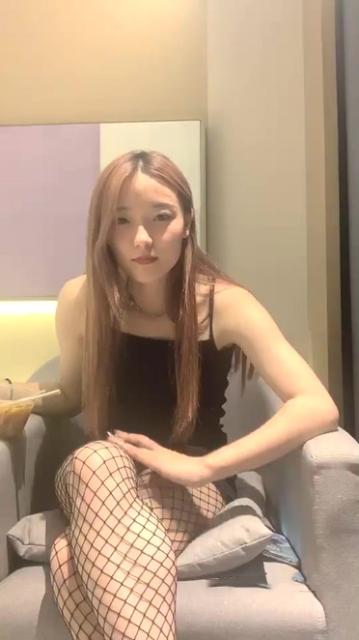 00后勾引亲哥深夜第二场性感网袜高跟鞋,蹲着口交深喉摸逼多次喷水,男主软了只能黄瓜自慰