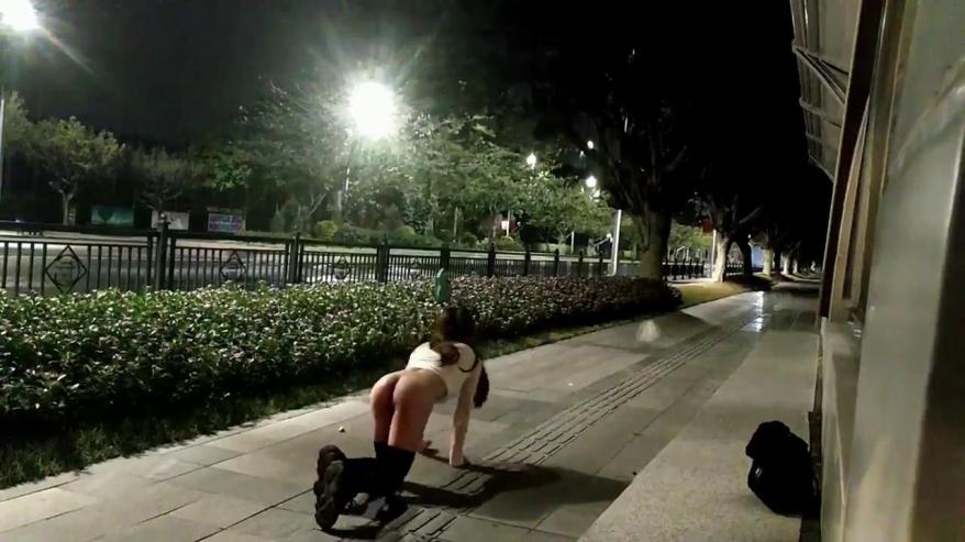 -cd可爱的米琪 晚上露出卖活儿,外卖小哥一开始上天桥看到我丢人的模样后,直接停下来用那邪恶的小眼神盯了半天!
