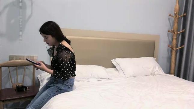 采花阿朴约了个高颜值性感牛仔裤妹子啪啪，诱人大奶揉搓舔逼口交抽插猛操