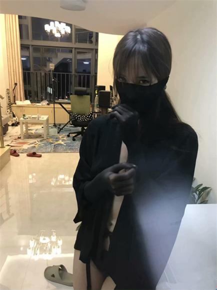 『优衣库』情侣性爱完整版私拍外流 丝足啪啪 试衣间偷操 户外跪舔 完美露脸