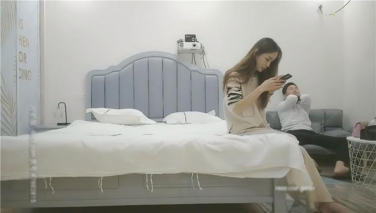 【老表寻欢记】酒店约操神似吴宣仪的小姐姐，苗条温柔甜美型，情趣薄纱诱惑力十足，疯狂啪啪激情如火