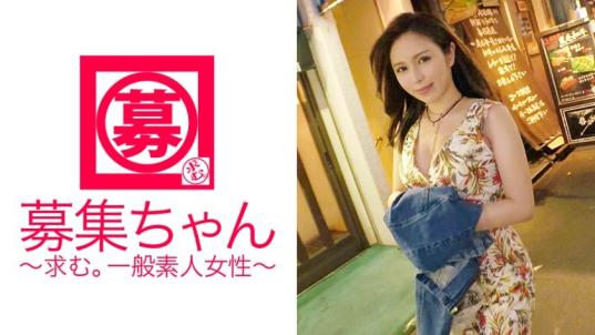 谜一样的美女，年龄成谜，变态女再度登场！她的应募理由竟是“想实现3P的梦想”。她的信息只有“美女”和“变态女”。初次体验3P，与两个男人大兴奋，兴奋过头导致失控！大量潮吹，兴奋度MAX！初次体验的W口交也美味地吸吮着！串刺3P连续高潮！“啊啊，停不下来了…”失控的小穴潮吹不停，简直是尼亚加拉瀑布！总之，这女人的性爱场景要记住！