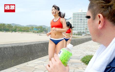 布团中被内射满身汗的女大学生,日晒夜间的淫乱娇娆。
