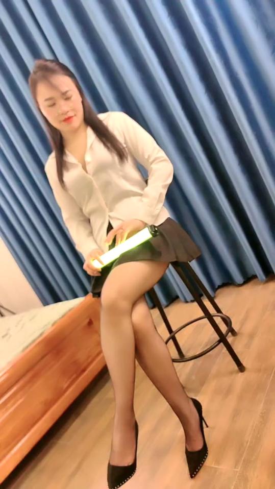 -ol风眼镜骚御姐衬衣黑丝短裙被绑起来操按着脑袋深喉插嘴69姿势互舔半脱内裤插入输出爆草