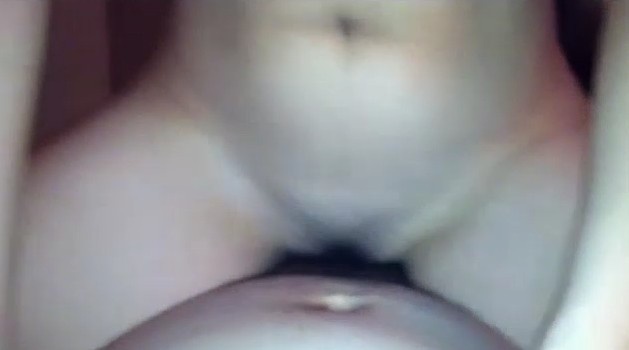 同事新婚老婆背着老公偷情