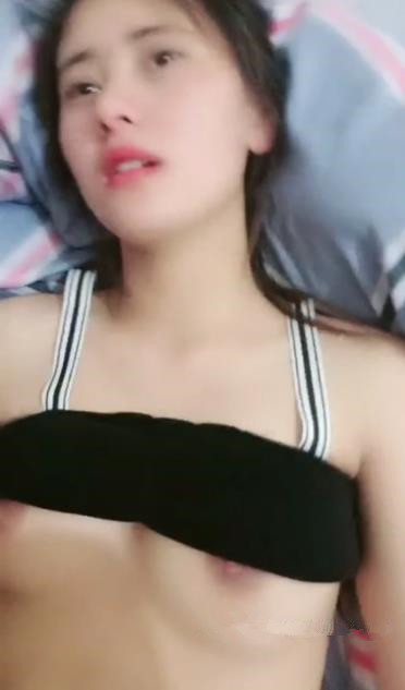 清纯嫩妹被大吊男友无套啪啪 干的高潮迭起 床单都湿了一大片