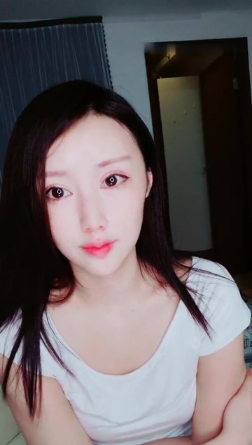 骚气白衣少妇道具自慰秀 道具大jj口交抽插放地上骑坐套弄呻吟娇喘 很是诱惑喜欢不要错过