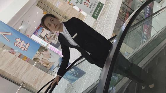 一路跟踪偷拍珠宝店上班的美女 粉嫩小穴