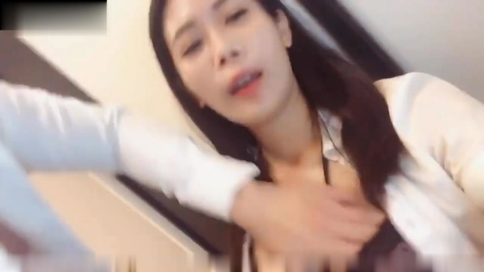 -公司经理趁穿着短裙丝袜的美女秘书工作时从后面突然抱住她摸逼潜规则没想到还是个白虎美女操的表情淫荡销魂