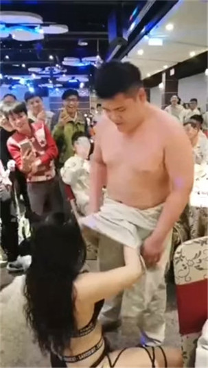 网曝门事件台湾三y摩托车公司庆功宴上演春宫盛宴 美女公关邀请员工跪舔玩性爱游戏 高清720p原版无水印