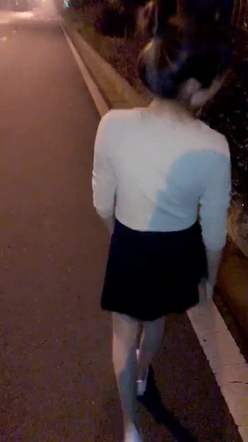 颜值不错娇小妹子深夜路上边走边跳蛋震动 回到车上口交啪啪拉扯跳蛋 很是诱惑喜欢不要错过
