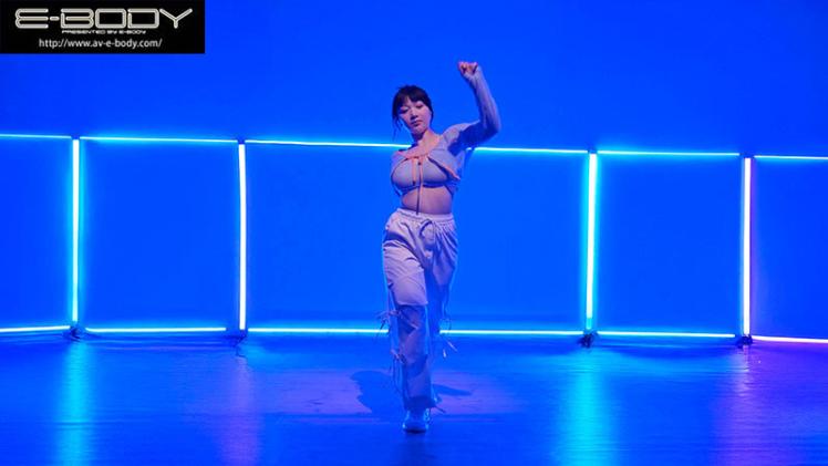 ebwh-256 やわ肉筋肉まさかの融合実は全国クラスのダンサー 食べ盛り愛嬌ボディ女子大生は踊るたびにh乳が揺れ飛ぶavデビュー 山本ことね