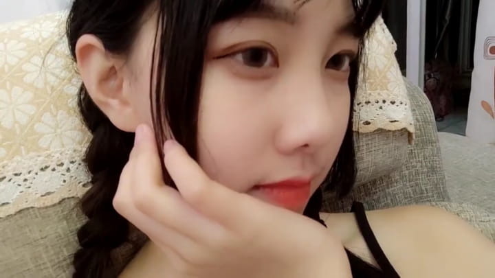 水灵灵的粉嫩女孩七七太喜欢这张脸了眼睛像婴儿般清澈就是有点媚骚看着她掰开阴穴 就想狂插她