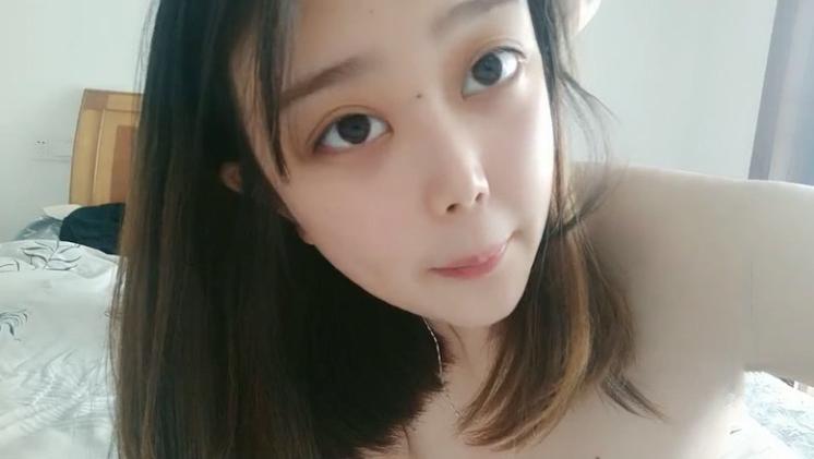 -桃子味的小仙女早起跟男友打炮粉嫩美胸69男友掰开粉红色的鲍鱼呻吟销魂被男友插爽