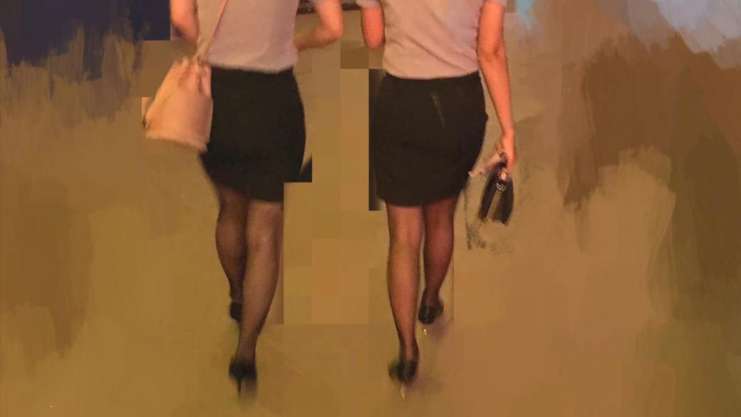 俩制服黑丝高跟妹子挎包妹子的小穴格外的骚