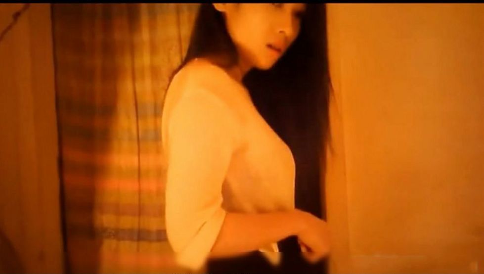 夜晚散步发现个新开的按摩店挑了位颜值高身材好腿又长的美女服务还是极品蝴蝶穴这姿色平时没800搞不到