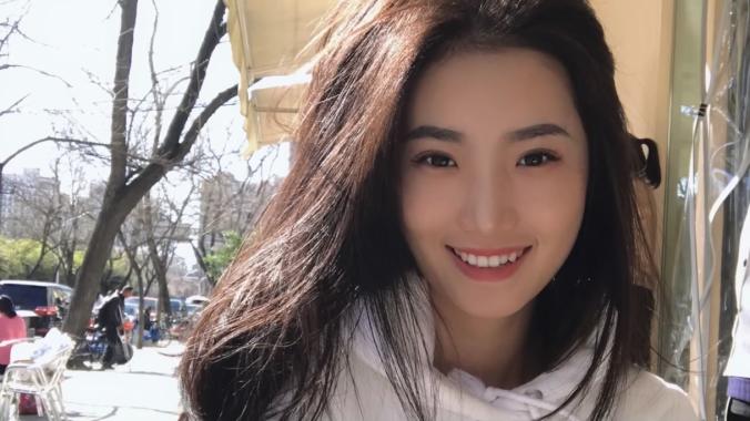 -北京嫩模瑶瑶御姐范和男友玩裸体性爱厨房一边做菜一边被玩逼貌似厨艺还不错