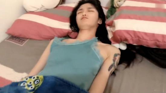 -国产刺激剧情闺蜜的大j8男友来拿东西睡梦中的我被插醒温暖爽滑无毛鲍鱼捅几下就出白浆内射