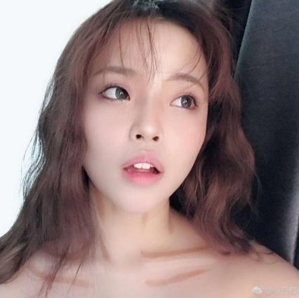 -最新微博巨乳网红小奶包首次大尺度视频私拍图包合集流出 完美爆乳翘挺 玩奶弄穴 高颜值特漂亮