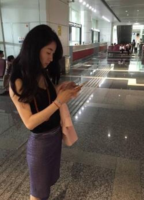包臀裙职业装性感气质白领美女ktv喝多了被男同事带到酒店慢慢脱掉衣服玩弄啪啪干醒了还说好难受啊