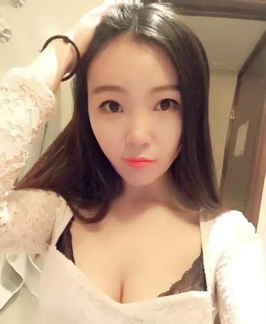 國內精品原創小美女在酒店吃宵夜被男友灌醉後玩虐抽尿