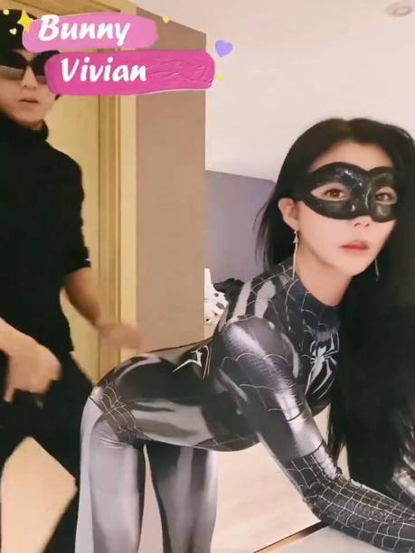 极品反差女神Vivian生活想要过的去帽子必须带点绿 精心设计每一次出轨方式极度淫骚