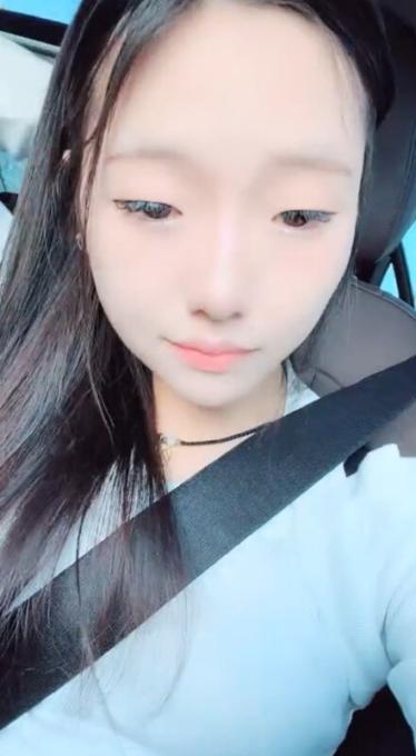 年輕嫩妹子戶外駕車停車後排座做愛深喉口交無套操刮毛逼射在外陰上