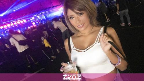 在音乐节上放浪形骸的日焼け巨乳女孩,被激情撩拨,潮喷四溅,疯狂合体,激情撞击。