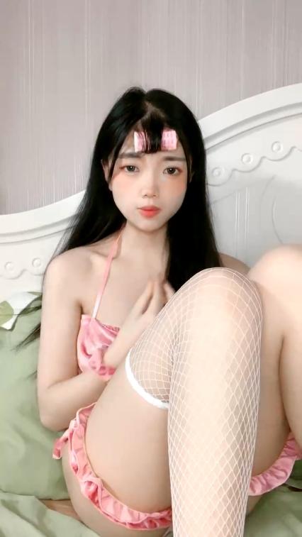 白絲情趣露臉極品小美女的誘惑全程露臉高能發騷脫光了聽狼友指揮揉奶玩逼火辣豔舞洗澡誘惑精彩又刺激