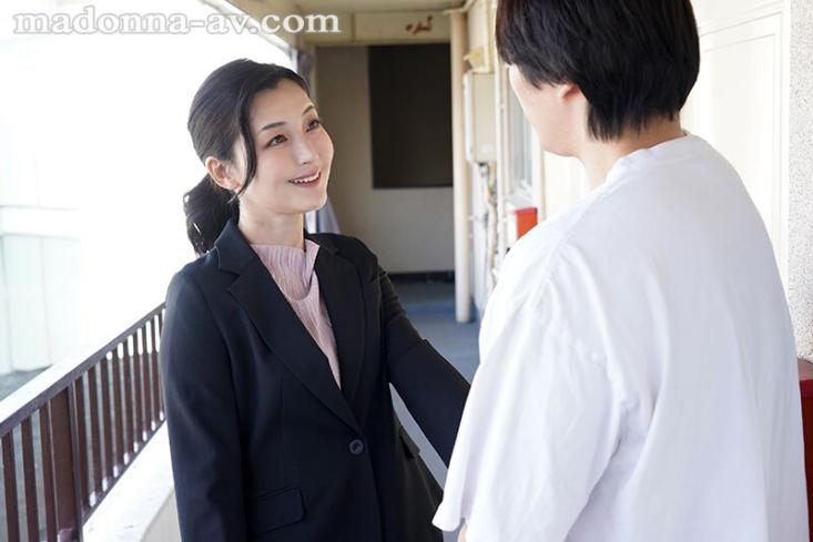 roe-392 出差借宿阿姨的同居生活_ 冒着汗气的丝袜美腿令我抓狂 吉永塔子