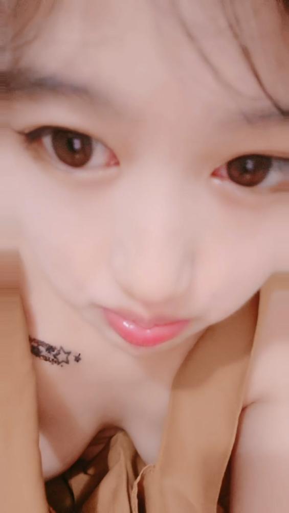 超可愛的寶貝小女人精彩小秀露臉顔值很高奶子堅挺粉嫩奶頭還往裏凹着呢奶子比心好性感精彩不要錯過