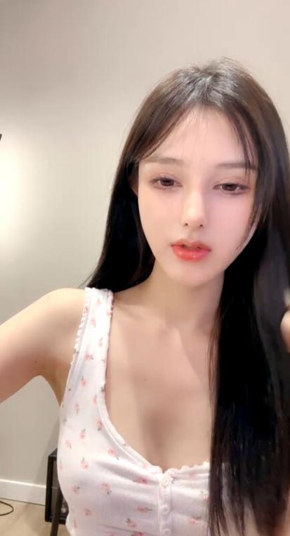 超美網紅臉女神妹子性感白絲比基尼身材超棒人間尤物椅子上特寫白虎穴