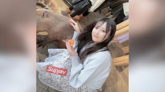 初撮影!清纯美女新人女主播风格的美容师绝对服从,舔舐坚挺的性器,用油涂满白皙的裸体,两次内射。