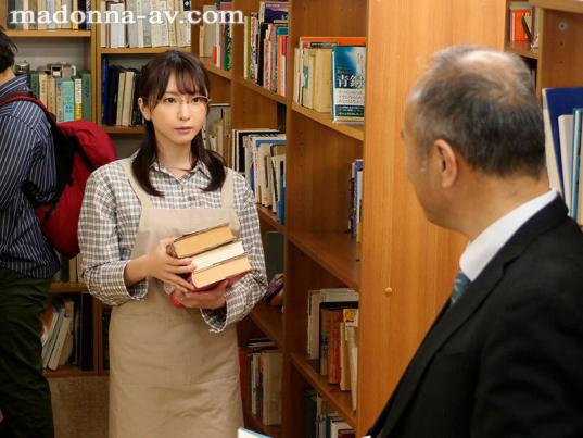 jur-422 人妻秘書 充滿汗水的接吻 在老闆辦公室的中出性愛 史上第一位最棒的秘書誕生了 新妻優香