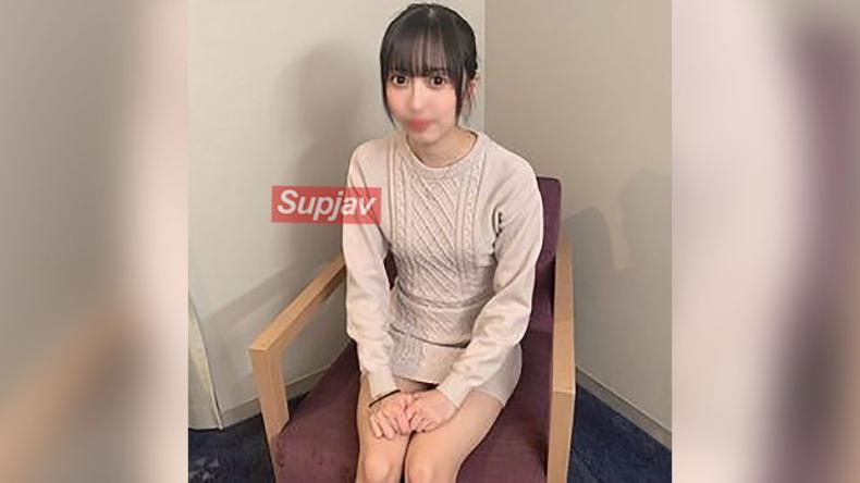 18岁新人校园毕业,纯白纤瘦天使初体验,生插入中出2连发!美丽纤腰,光滑无毛美穴,大量内射放心享受!
