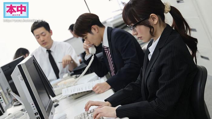 hmn-735 地味で物静かなolの裏顔 退勤後に誰もが振り向く夜の蝶に変身し所かまわず男を食い漁っていることを同僚たちはまだ知らない ギラパコbitch メタモルフォーゼ中