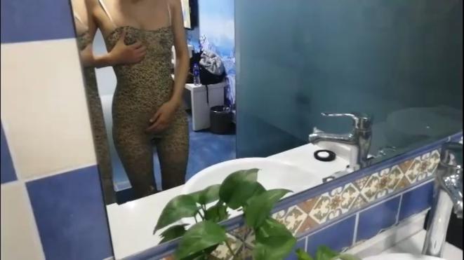 厕所里干豹纹小骚货~1