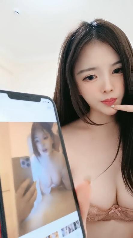 顔值女神露臉精彩大秀直播漏出性感的大奶子給狼友看自己的性愛短片淫聲蕩語互動撩騷摳逼浪叫呻吟