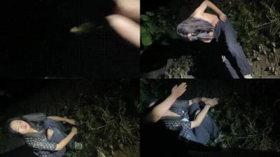 家里缺少管教的美少女偷拿女混混的香烟被发现后把她拉到空地逼迫她脱掉衣服用烟头和甩棍捅她逼