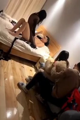 三男两女酒店玩群p，还打开酒店门，现在门口啪啪，女的没忍住叫出声来了 Chinese homemade video