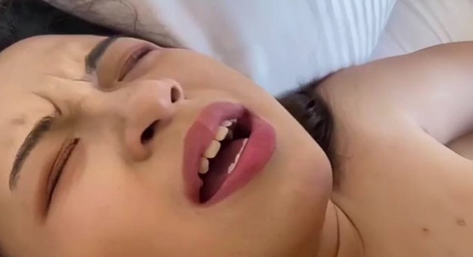 婴儿肥医科大美女趴在飘窗看着大街干被颜射脸上 Chinese homemade video