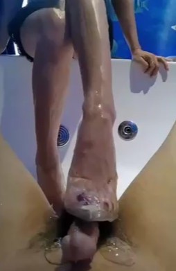 小贱狗在浴缸里被姐姐透明高跟加美足大量润滑油足交玩射！ Chinese homemade video