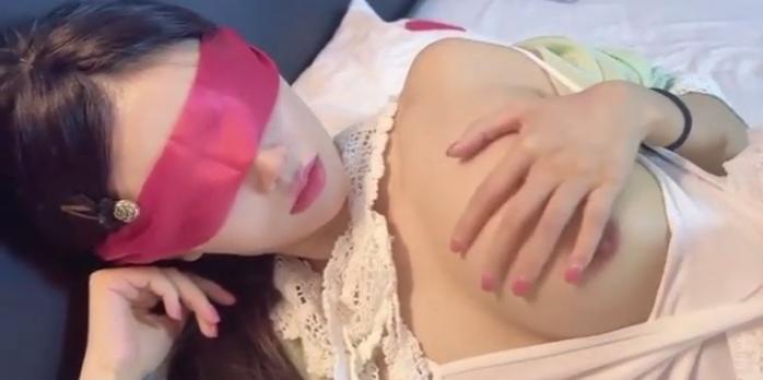 皮肤雪白的汉服妹 Chinese homemade video