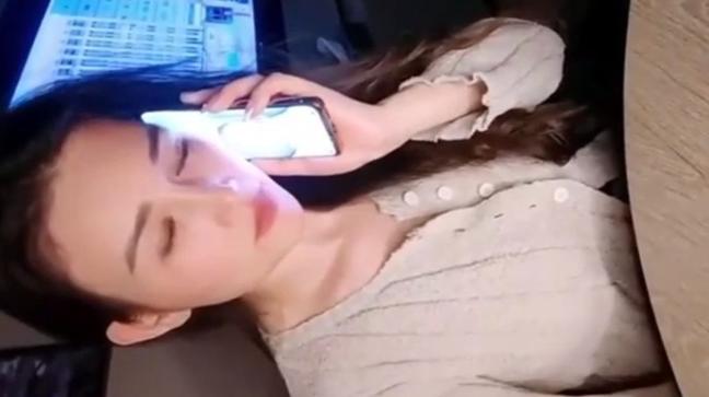 【精彩刺激对白】，姐夫一边跟姐姐电话一边被口交最后把小姨子内射了 Chinese homemade video