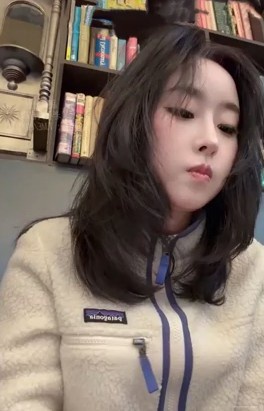 长得越清纯玩的越花！家里玩不开跑山上找陌生人野战 Chinese homemade video